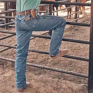 34x36 Wrangler Men's Dark Wash Relaxed Fit Jeans